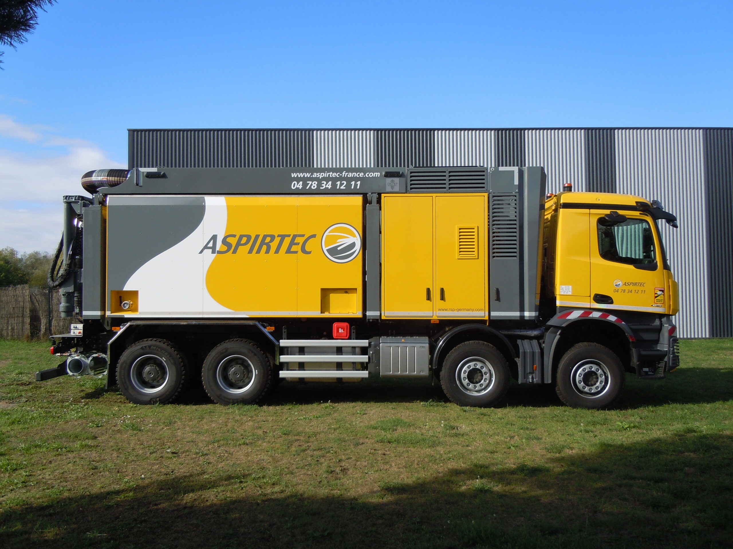 Véhicule Camion : marquage publicitaire pour un camion aspirateur en film teinté masse gris et blanc