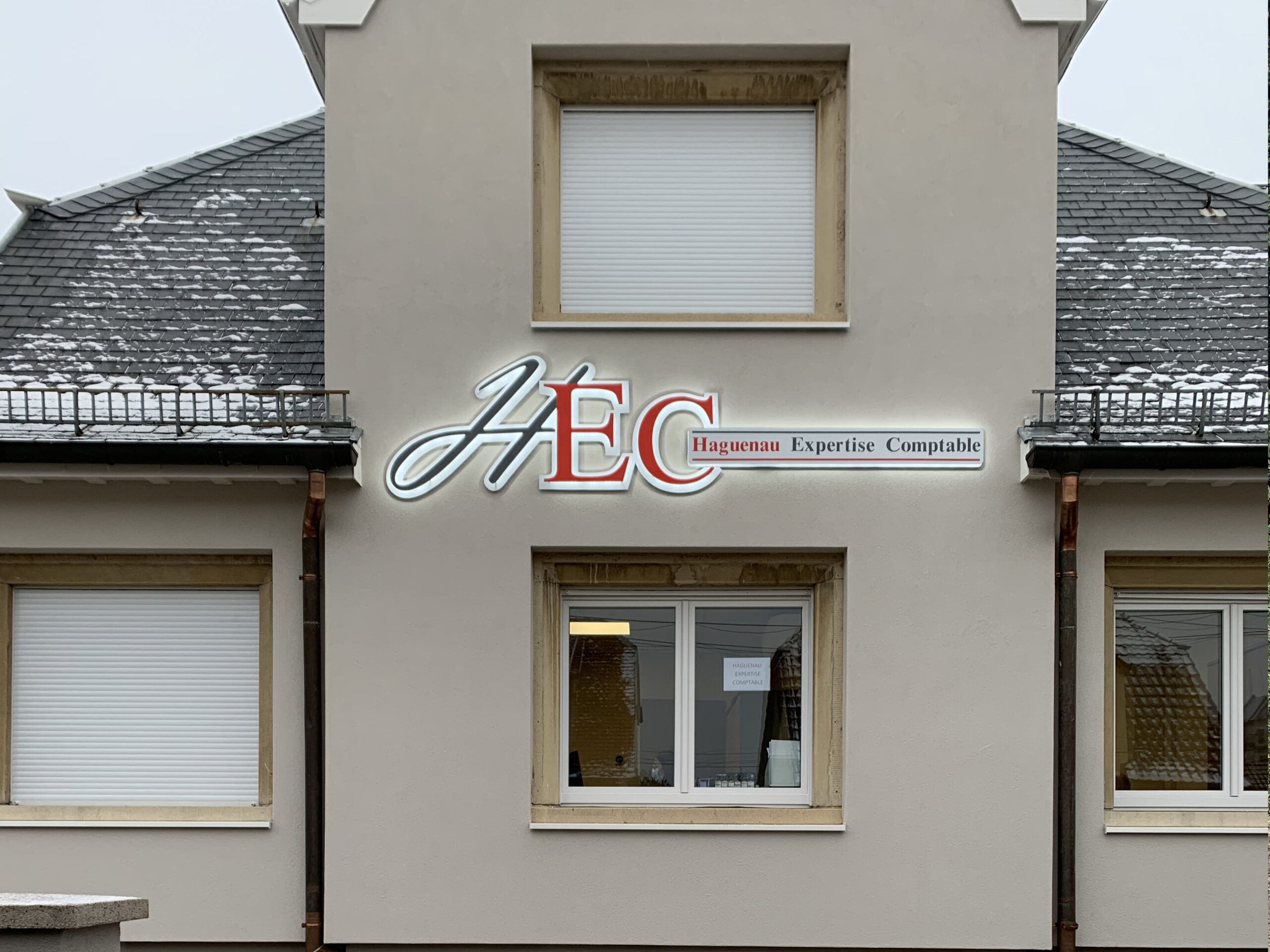 Enseigne : réalisation d'une enseigne lumineuse en lettre découpée en alu dibond avec éclairage led