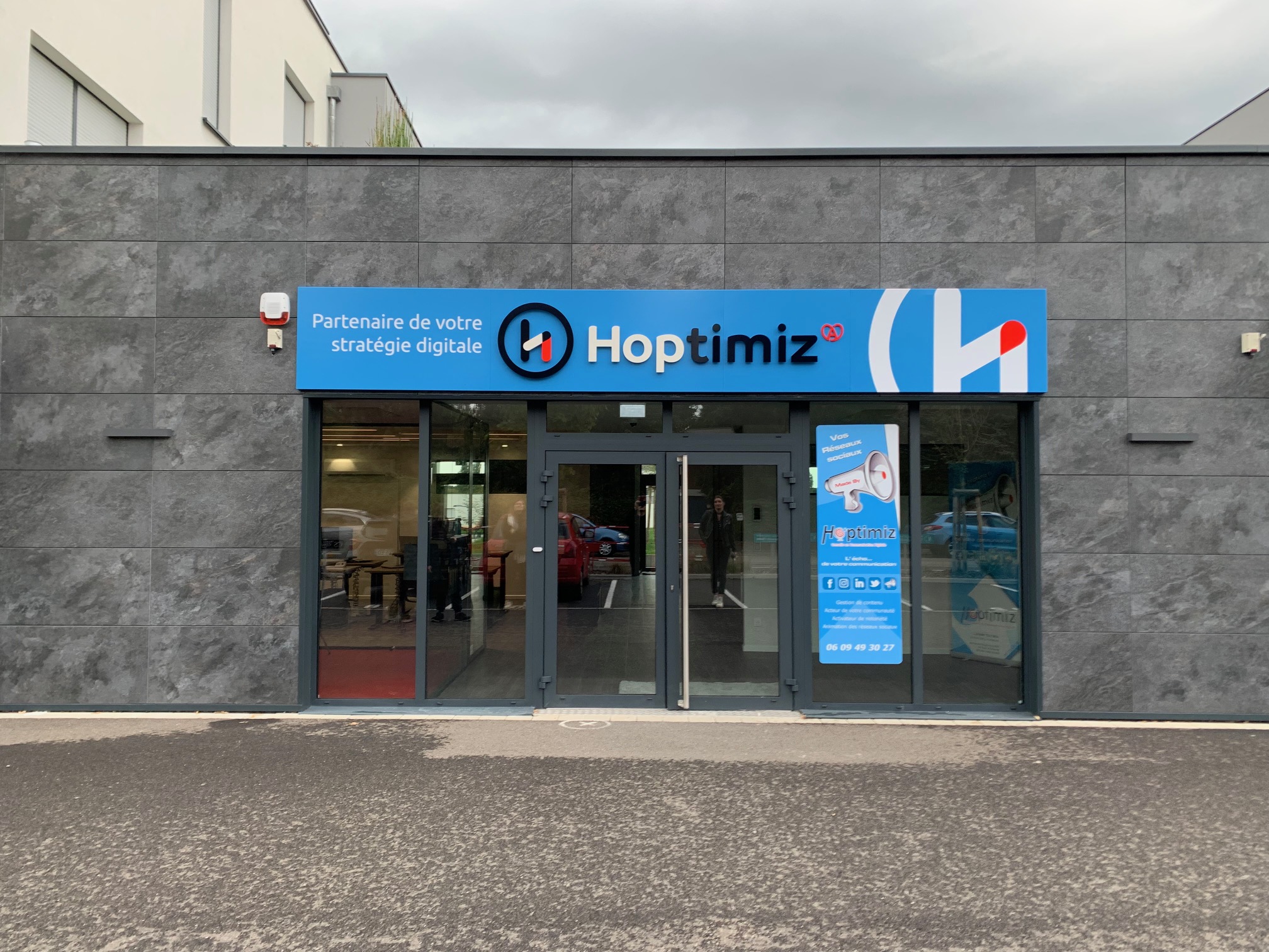 Enseigne : réalisation d'une enseigne avec une tole replié et des lettres découpés en PVC 10 mm pour le relief