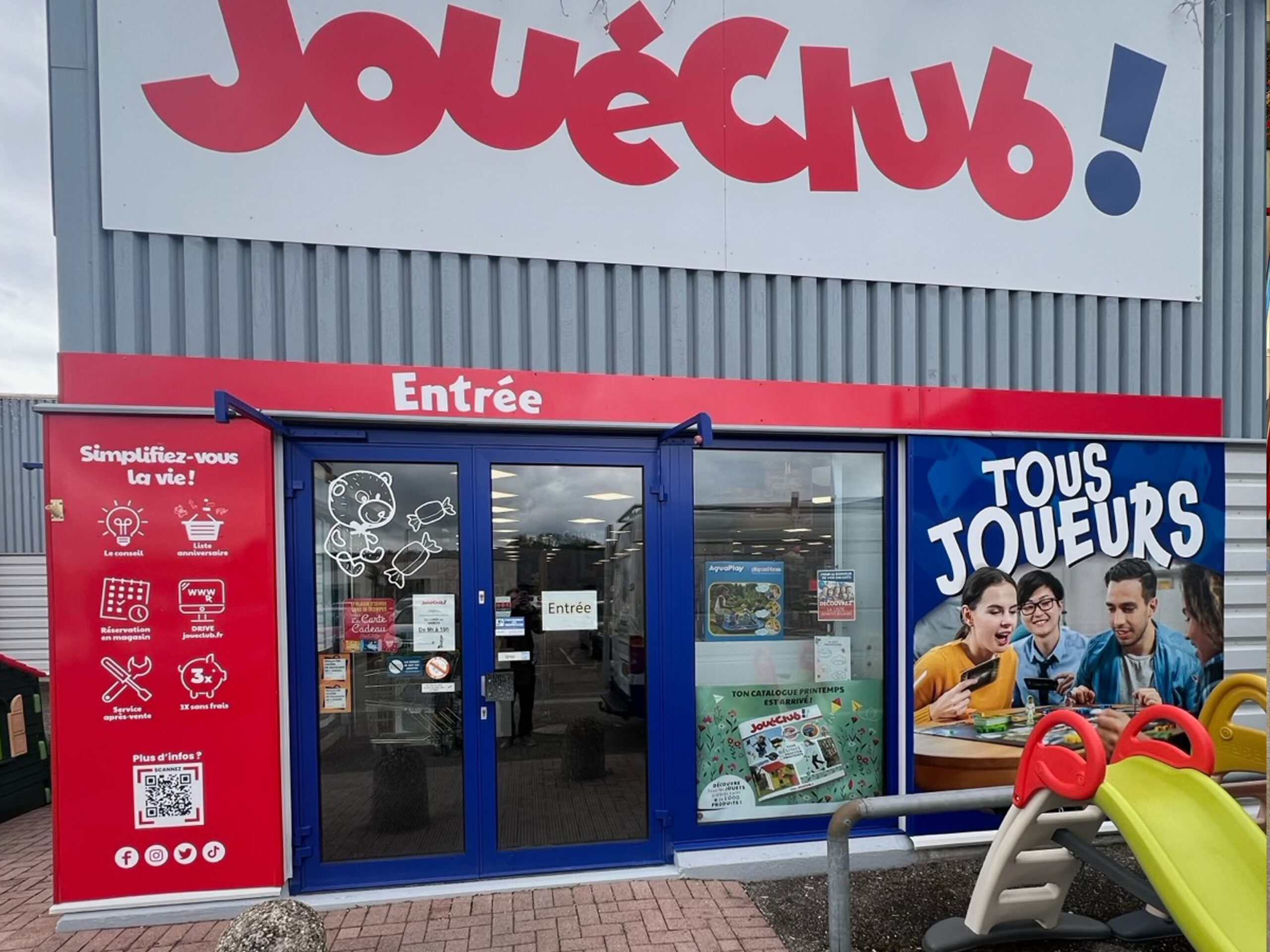 Signalétique extérieure : décoration publicitaire de la vitrine en impression numérique