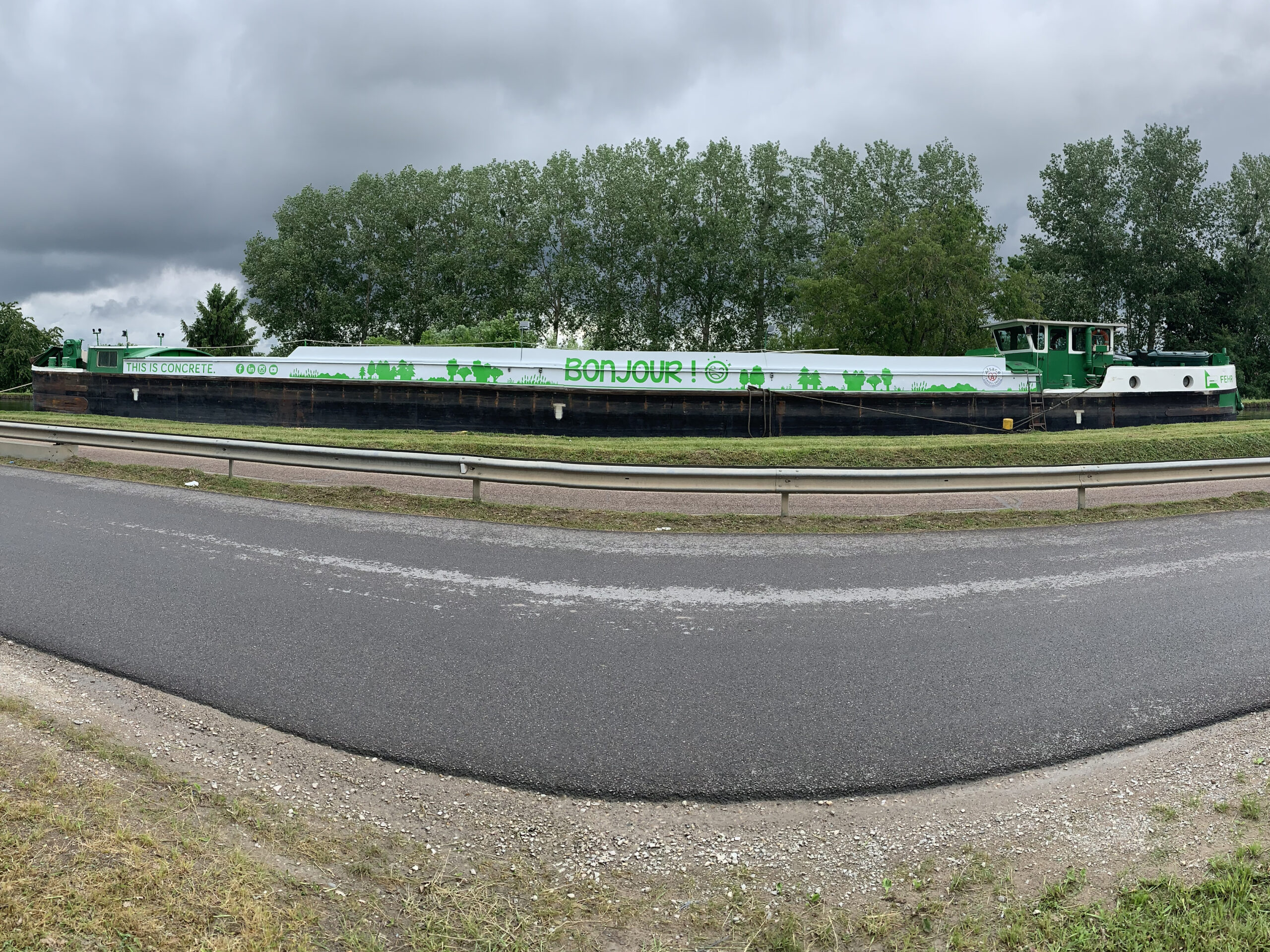INSOLITES : marquage publicitaire en adhésif teinté masse vert d'une péniche