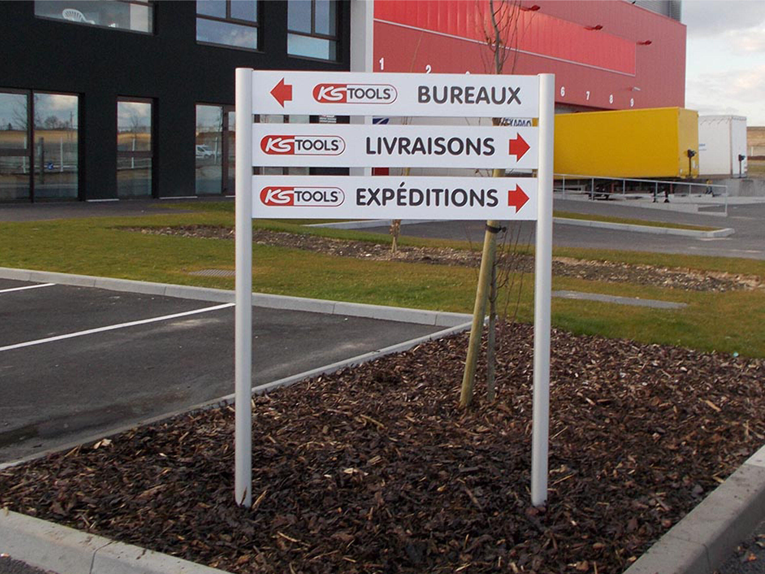 signalétique extérieure : portique en alu avec décor
