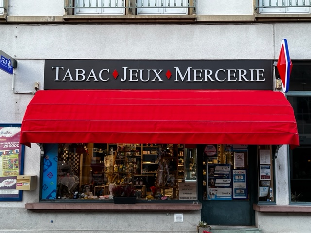 Enseigne : réalisation d'une enseigne avec une tôle replié et des lettres découpés en PVC 10 mm